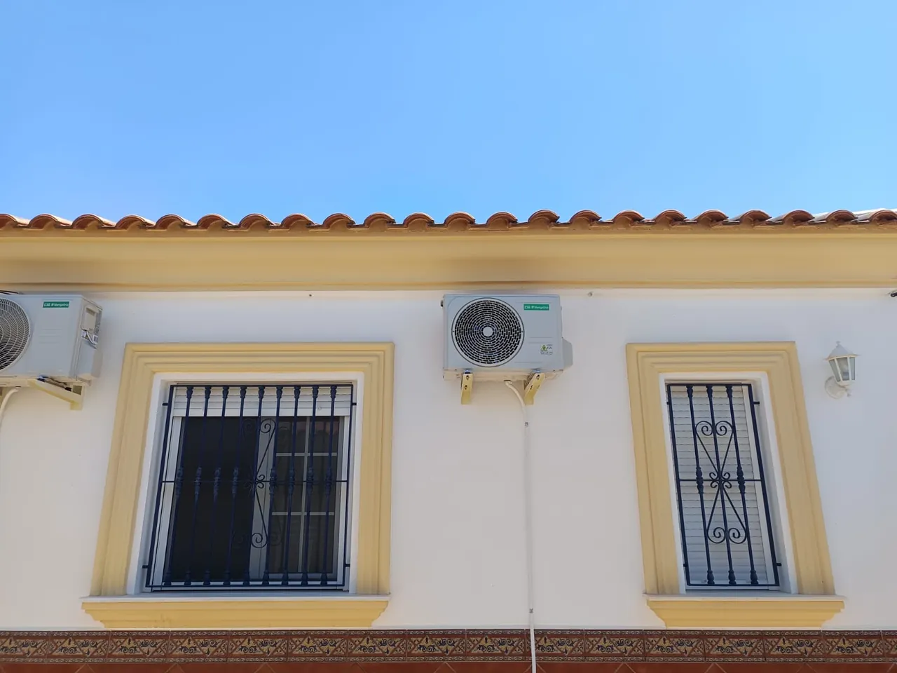 Unidades exteriores de aire acondicionado instaladas en la fachada de una casa.