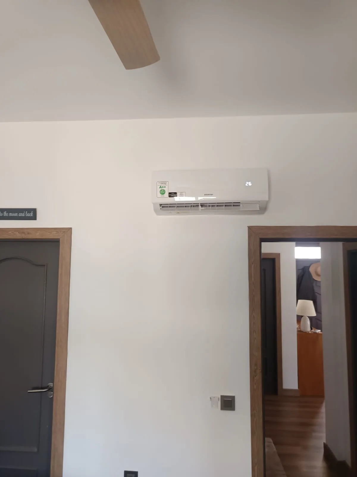 Split de aire acondicionado instalado en el pasillo de una vivienda con viga vista.